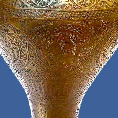 Vase balustre, laiton ciselé, Ht 52 cm, scènes animées, calligraphies, travail Indo-persan XIXè-photo-4