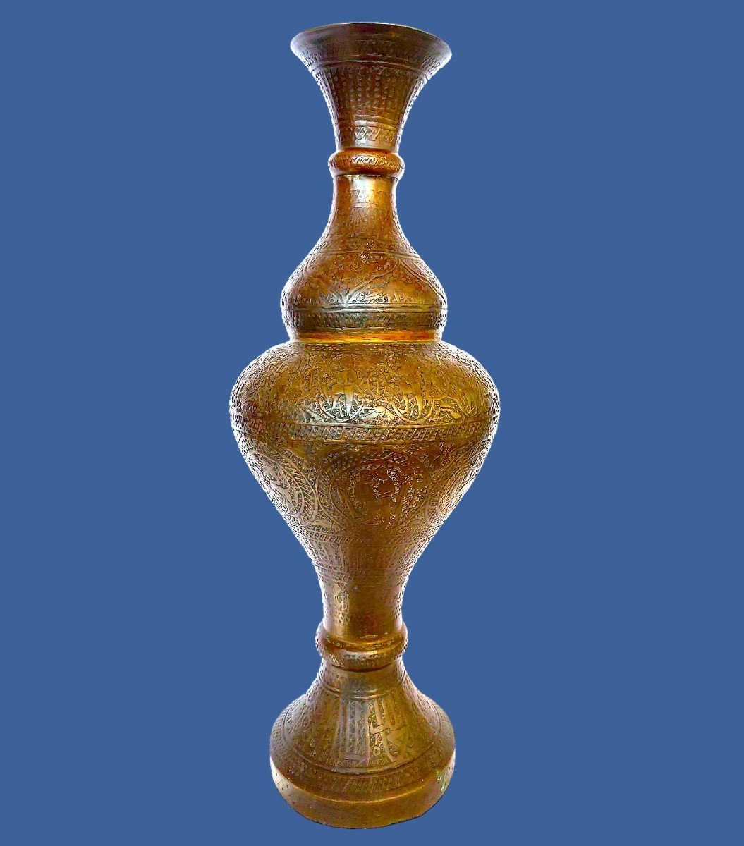 Vase balustre, laiton ciselé, Ht 52 cm, scènes animées, calligraphies, travail Indo-persan XIXè-photo-7