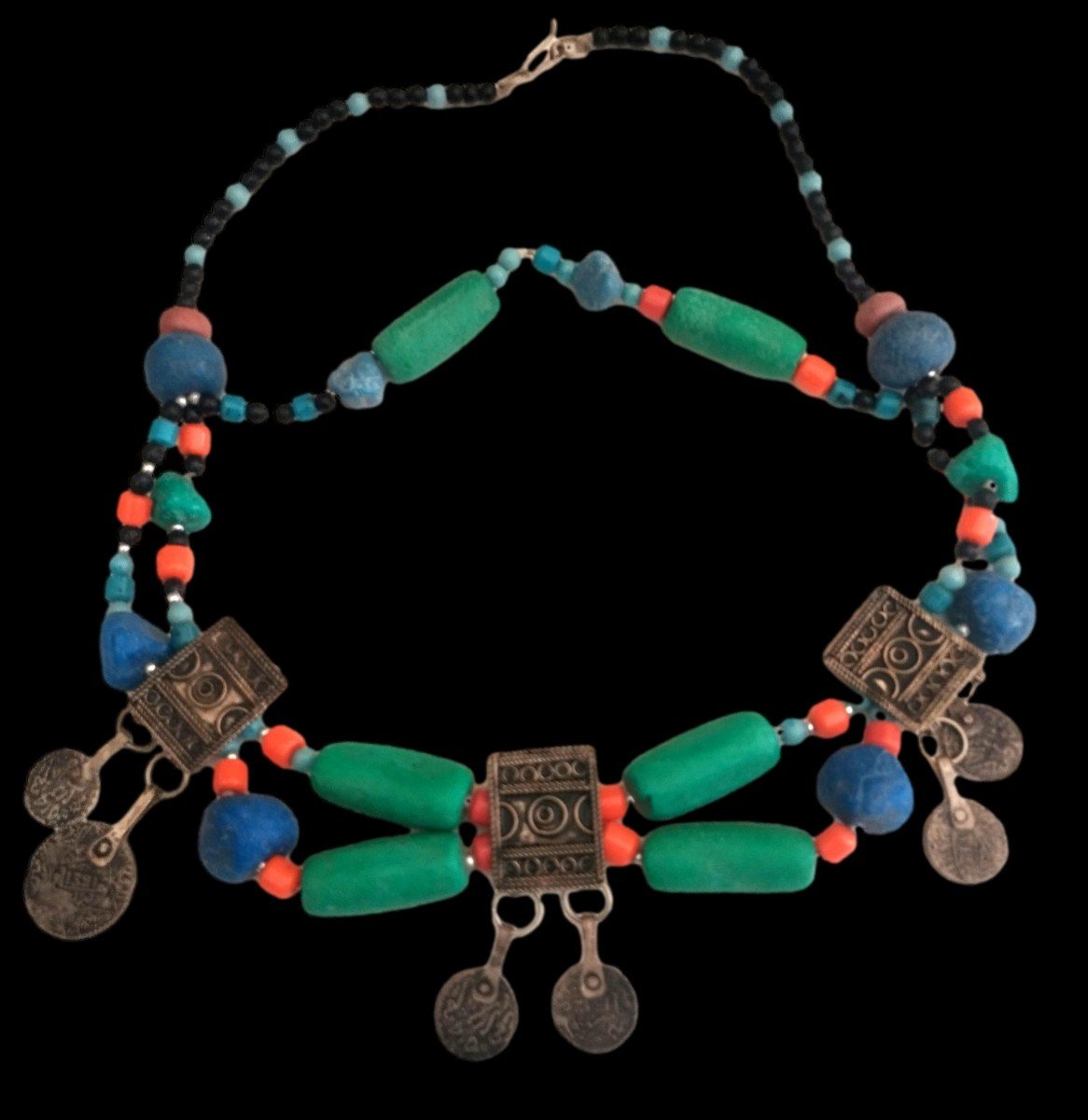 Collier Amazigh, pierres semi-précieuses, perles, pièces, argent bas-titre,  Algèrie 1900 -1920