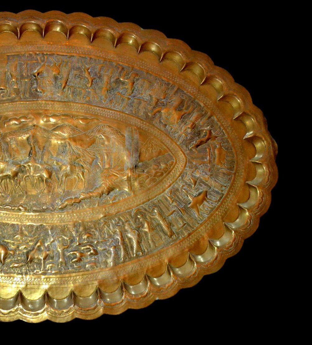 Huge Kadjar Tray In Engraved Brass, 79 Cm X 123.5 Cm, Polylobed Oval Shape, 19th Century-photo-3