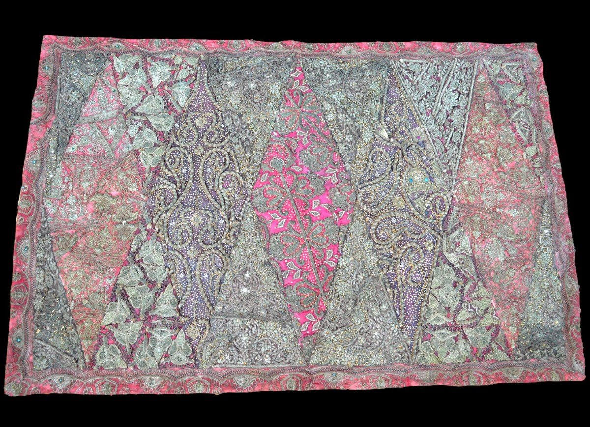 Kalaga ancien, soie brodée, 100 cm x 157 cm, Birmanie, fil d'argent, perles, verre, XIXème -photo-2