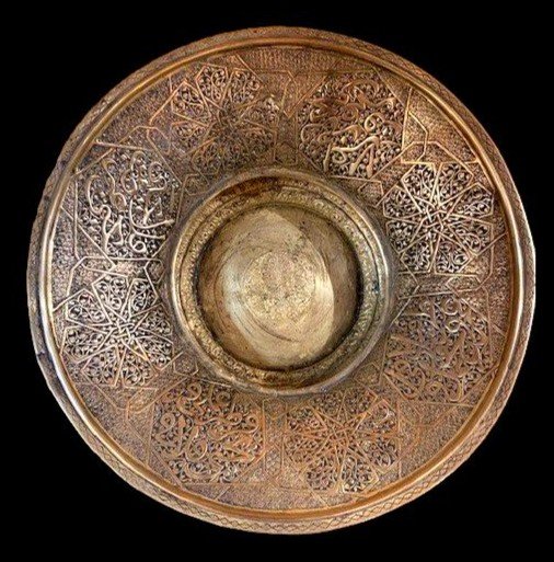 Aiguière Islamique ancienne et son bassin Ht 46 cm, laiton ciselé, fin du XIXème siècle-photo-2