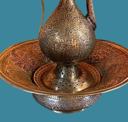 Aiguière Islamique ancienne et son bassin Ht 46 cm, laiton ciselé, fin du XIXème siècle-photo-4