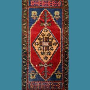 Yastik vers 1950, 51 cm x 109 cm, laine nouée main en Turquie, tapis de bienvenue, en bon état