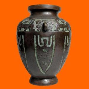 Archaic Style Bronze Vase, Japan, Meiji Period, Late 19th Century, Very Good Condition