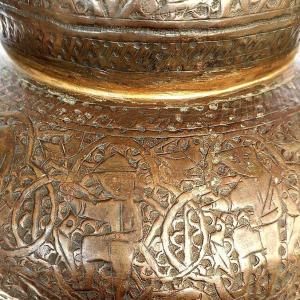 Baluster Vase, Chiseled Brass, Ht 52 Cm, Animated Scenes, Calligraphy, 19th Century Indo-persian Work