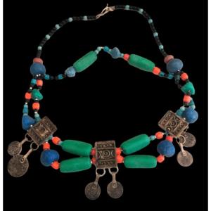 Collier Amazigh, pierres semi-précieuses, perles, pièces, argent bas-titre,  Algèrie 1900 -1920