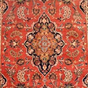 Rare Tapis Kashan floral à décor d'architecture, 136 x 208 cm, laine & soie nouées main, XIXème