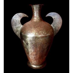 Important vase en acier à lèvre éversée, H 40 cm, Perse du XIXème siècle, gravure de feuillages