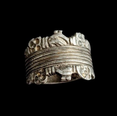 An Early Medieval Silver Friendship Ring Or Fede Ring With Clasped Hands, 14th Century-photo-2