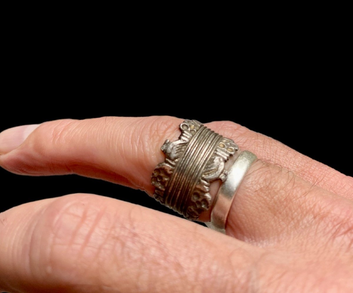 An Early Medieval Silver Friendship Ring Or Fede Ring With Clasped Hands, 14th Century-photo-3