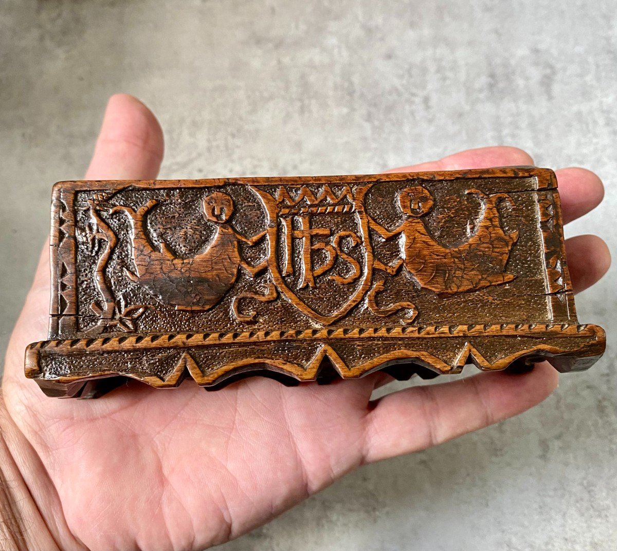 An 18th Century Box With Sea Creatures Wearing Shields Of Armor-photo-3