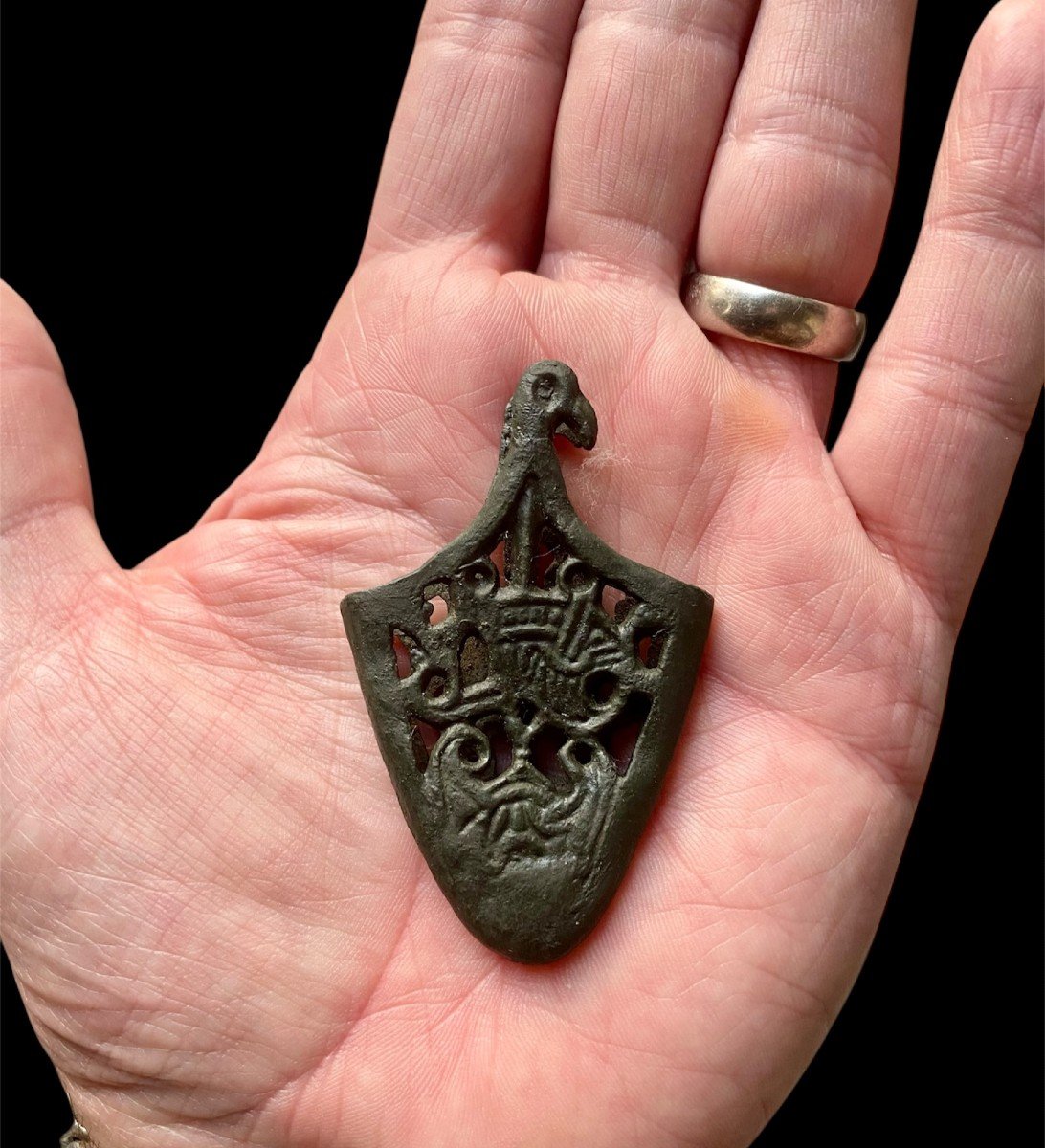 Une Chape De Fourreau d'épée Viking Médiévale En Bronze-têtes De Corbeau, 9-10ème Siècle-photo-1