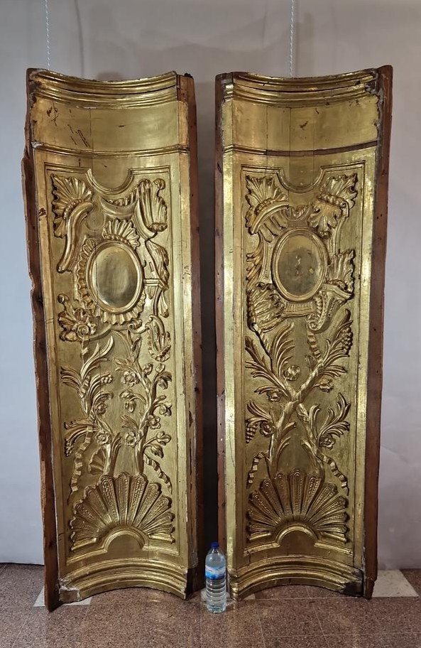 Important Pair Of 18th Century Italian Carved Wooden Concave Elements 