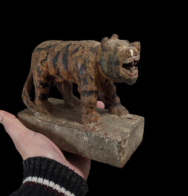 Roaring Lion Statuette In Polychrome Solid Wood India 19th Century 