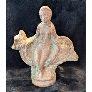 Statuette Aphrodite Sur Un Dauphin - Terre Cuite - IIe Siècle Avant Notre ère