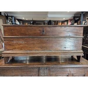 English Chest Called Sabre Chest - 17th Century 