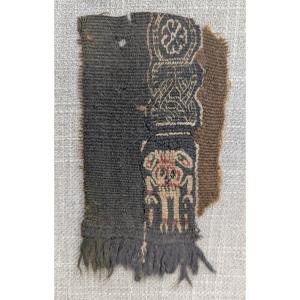 Fragment De Tissu Copte – Clavus– Motifs Géométriques Et Danseuse – VIIe Siècle 