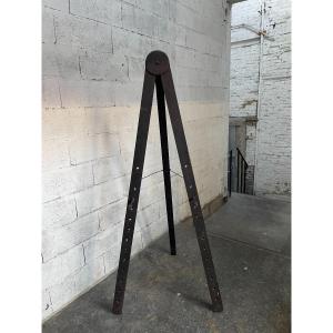 Compass Shape Easel