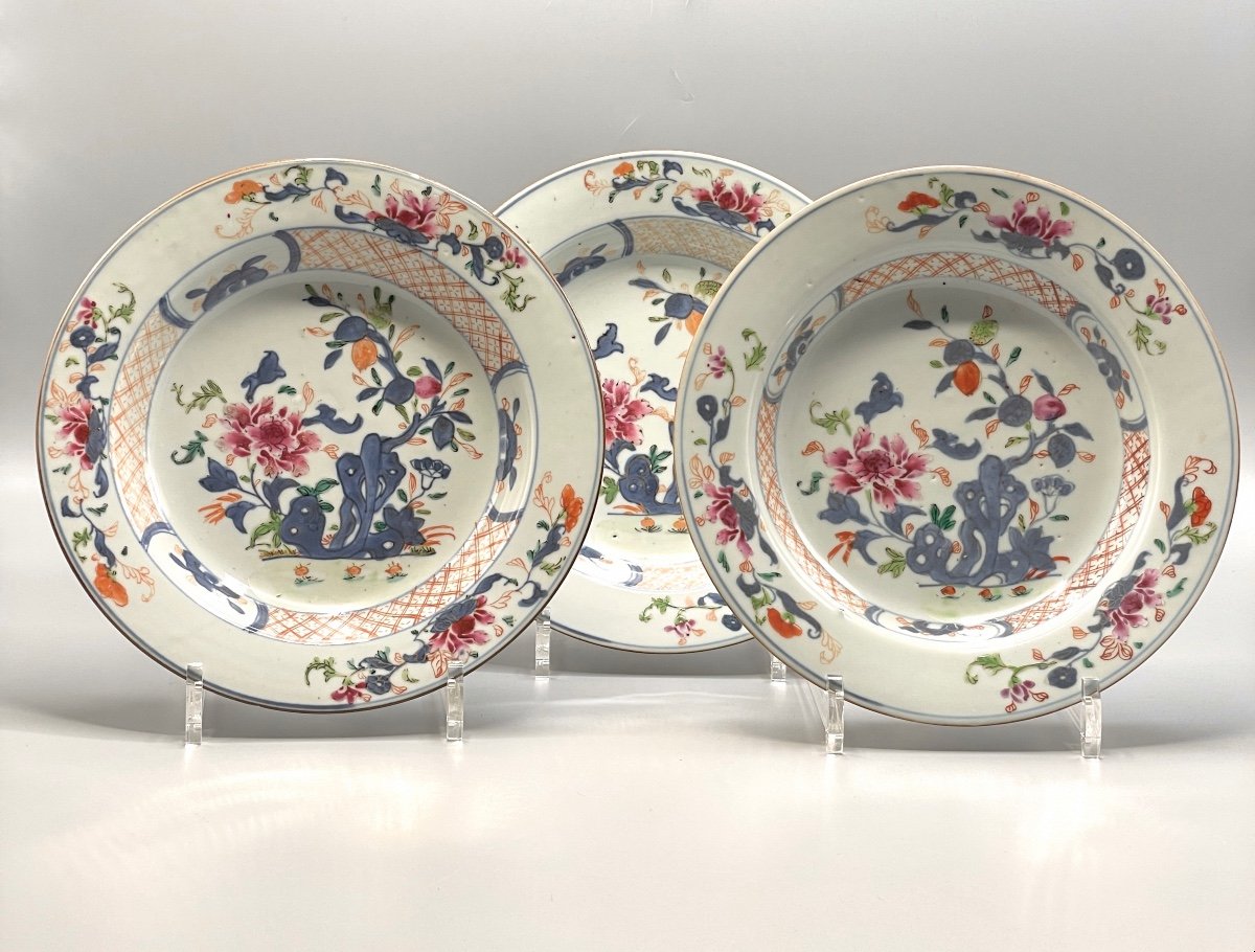 Série De Trois Assiettes Creuses En Porcelaine De Chine De La Famille Rose