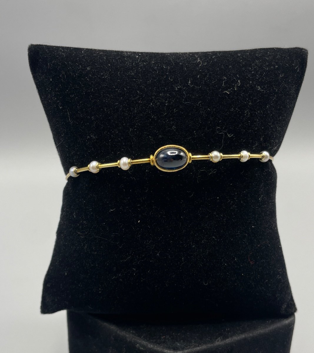 18 Ct Gold Bracelet Set With 7 Pearls And A Cabochon Sapphire-photo-3