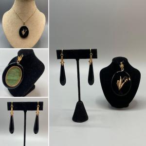 18ct Gold, Onyx And Fine Pearl Earrings & Pendant Set