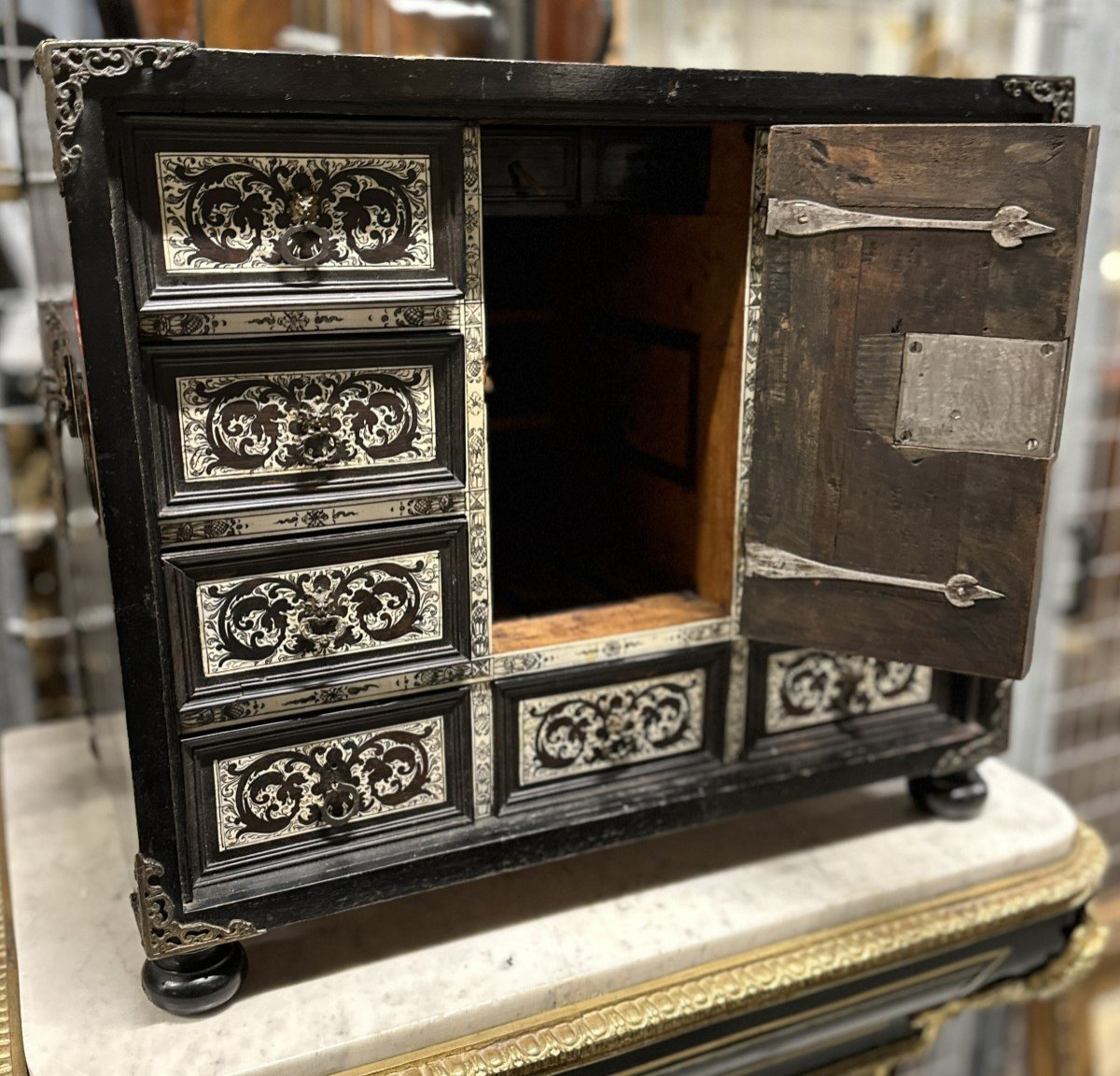 18th Century Italian Cabinet In Ebony And Ivory Marquetry-photo-4