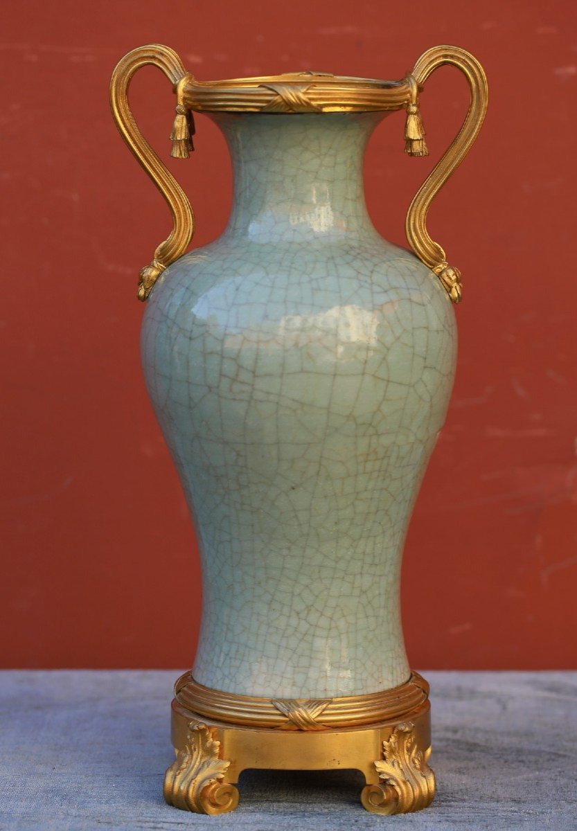 Chine XIXème, Vase Balustre En Grés Celadon Craquelé, Monture En Bronze Doré De Style Louis XV