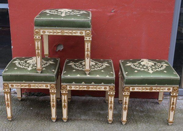 Suite De Quatre Tabourets d'époque Restauration En Bois Laqué Et Doré, Décor Fleurs De Lotus-photo-2