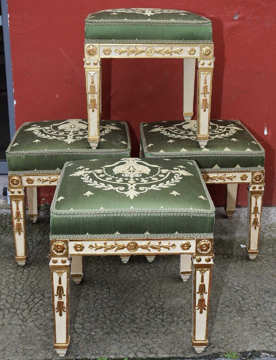 Suite De Quatre Tabourets d'époque Restauration En Bois Laqué Et Doré, Décor Fleurs De Lotus