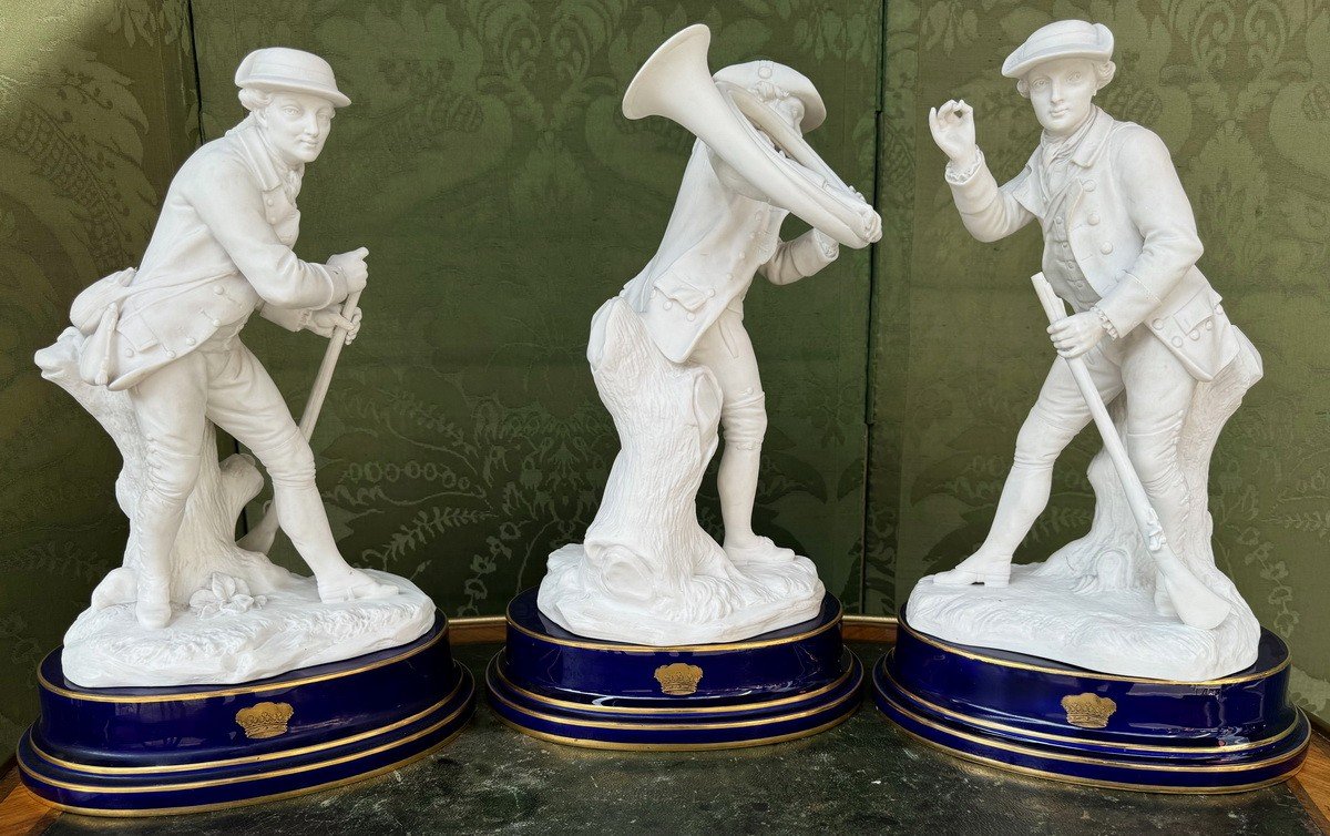 Sèvres 1890-1899 Suite  De 3 Groupes, Chasseurs En Biscuit Et Socles émaillés Bleu Et Or