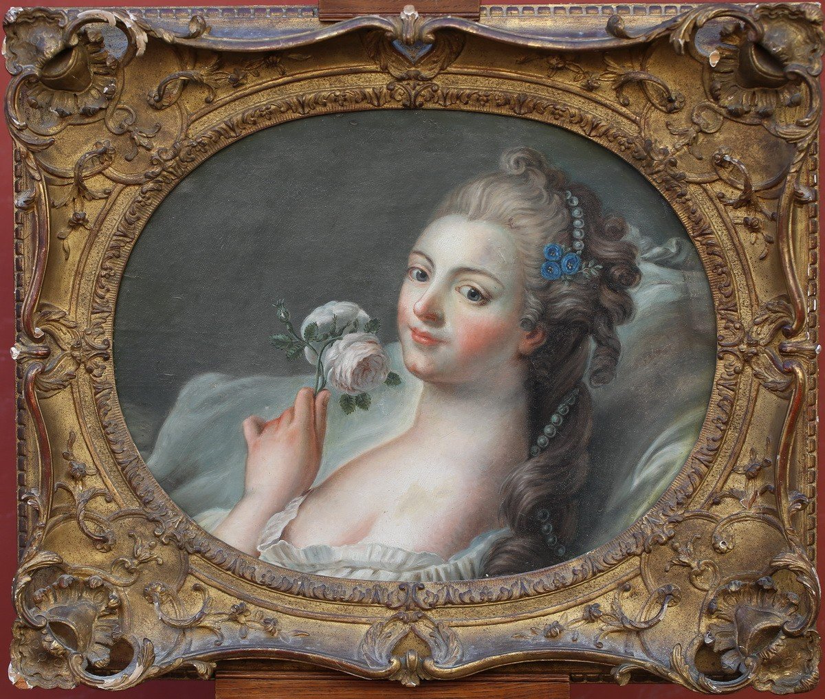 Ecole Française Du XVIII, Portrait De Jeune Femme à La Rose, Cadre Bois Sculpté.