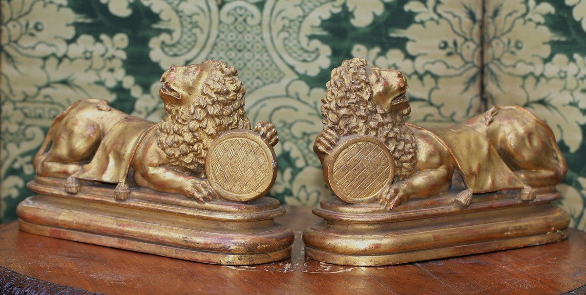 Italy, 17th Century, Pair Of Heraldic Lions In Gilded And Carved Wood