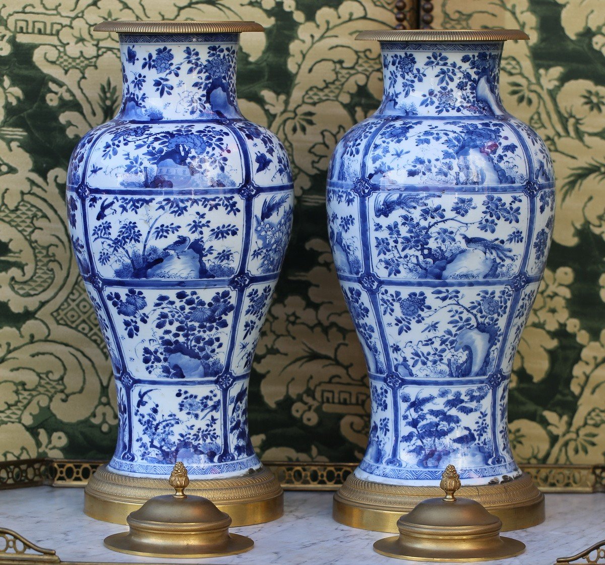 Chine époque Kangxi 1662-1722 Paire De Vases Balustres En Porcelaine Décor Bleu De Fleurs -photo-2