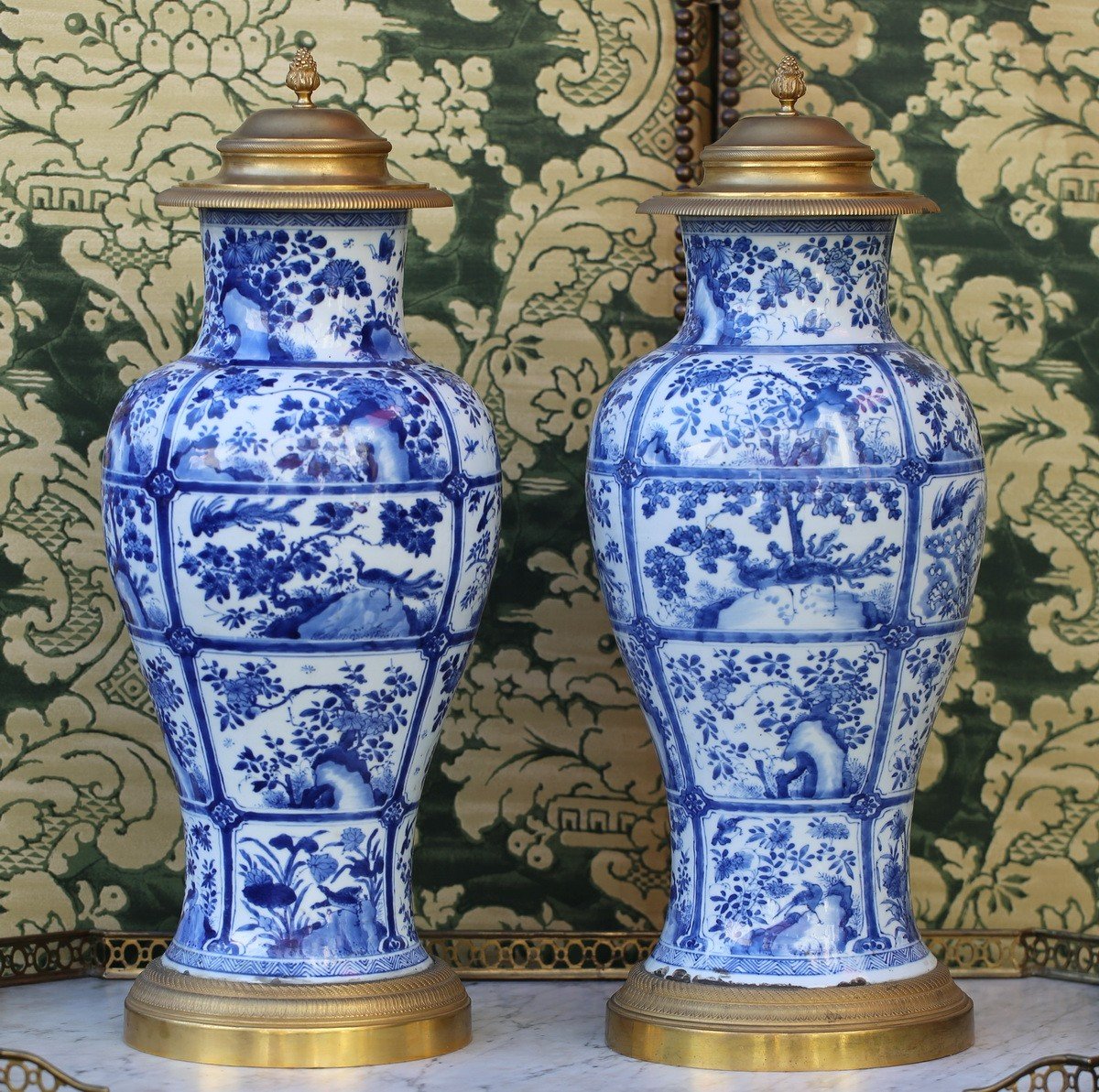 Chine époque Kangxi 1662-1722 Paire De Vases Balustres En Porcelaine Décor Bleu De Fleurs 