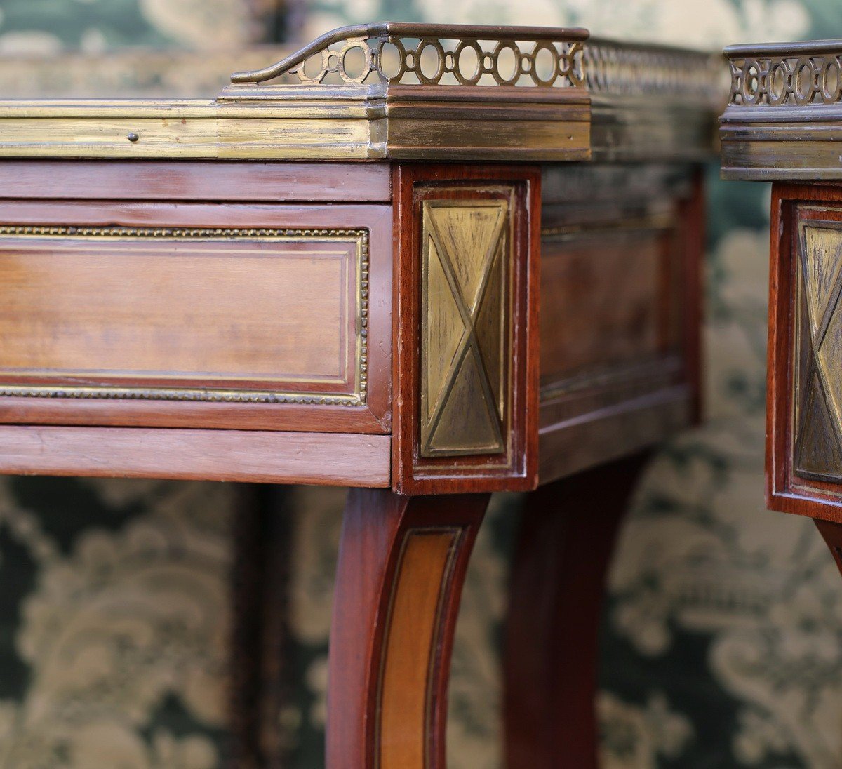 Pair Of Late 18th-early 19th Century Coffee Tables In Lemon Wood Veneer And Mahogany-photo-4