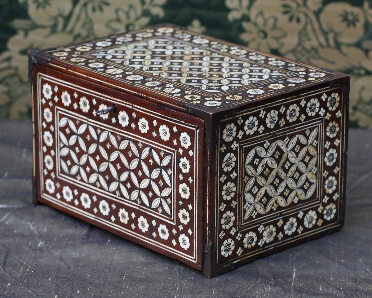 Petit Cabinet Style Mudejar  Aragon Espagne XVIème Noyer Incrustation d'Os.