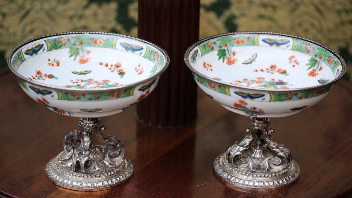 Odiot à Paris, Paire De Coupes En Porcelaine Chine Famille Verte Cerclées Argent .