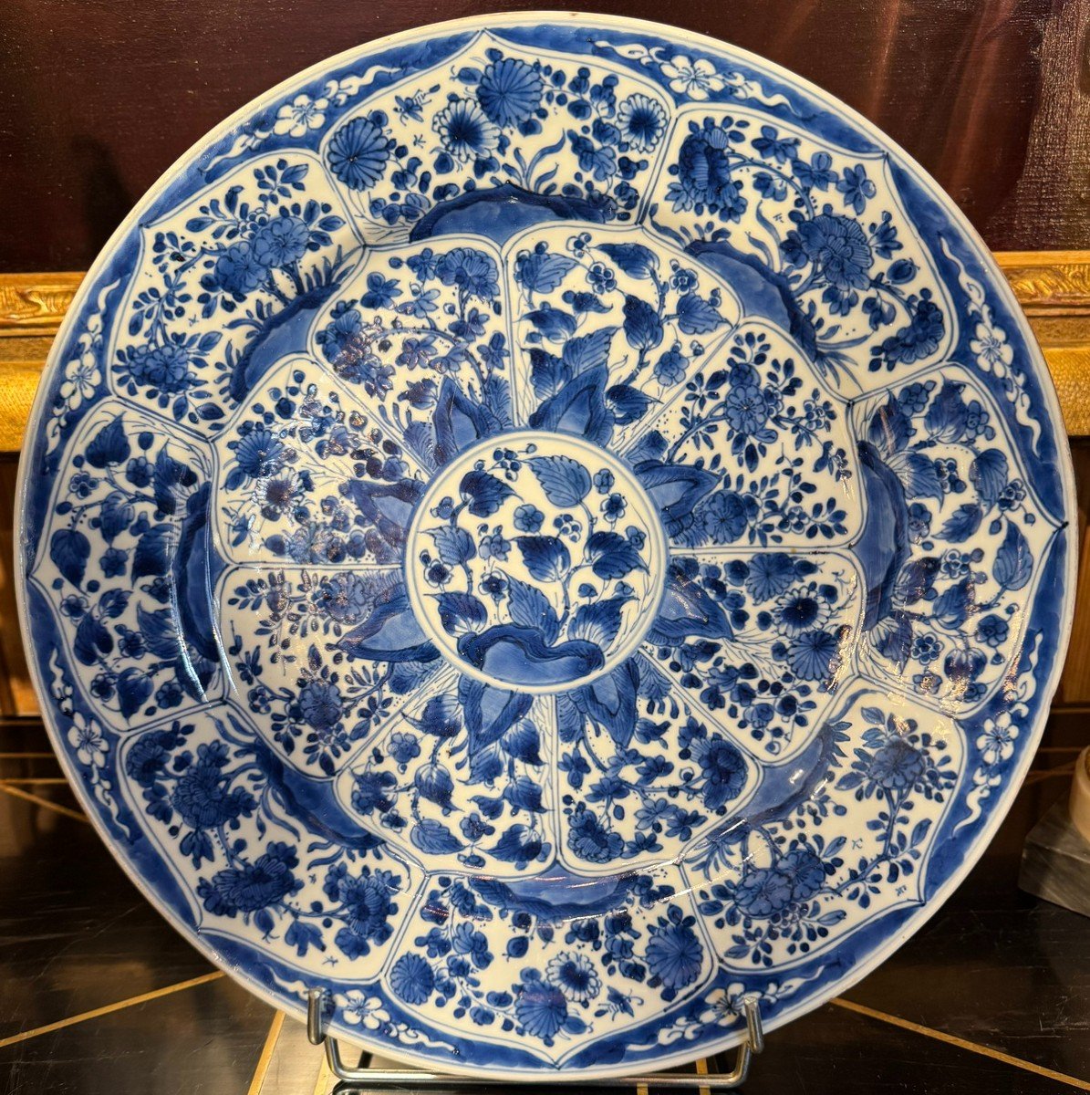 Chine XVII Porcelaine Blanc Bleue Kanghi, Plat Creux Décor De Fleurs Et Arbres Fleuris