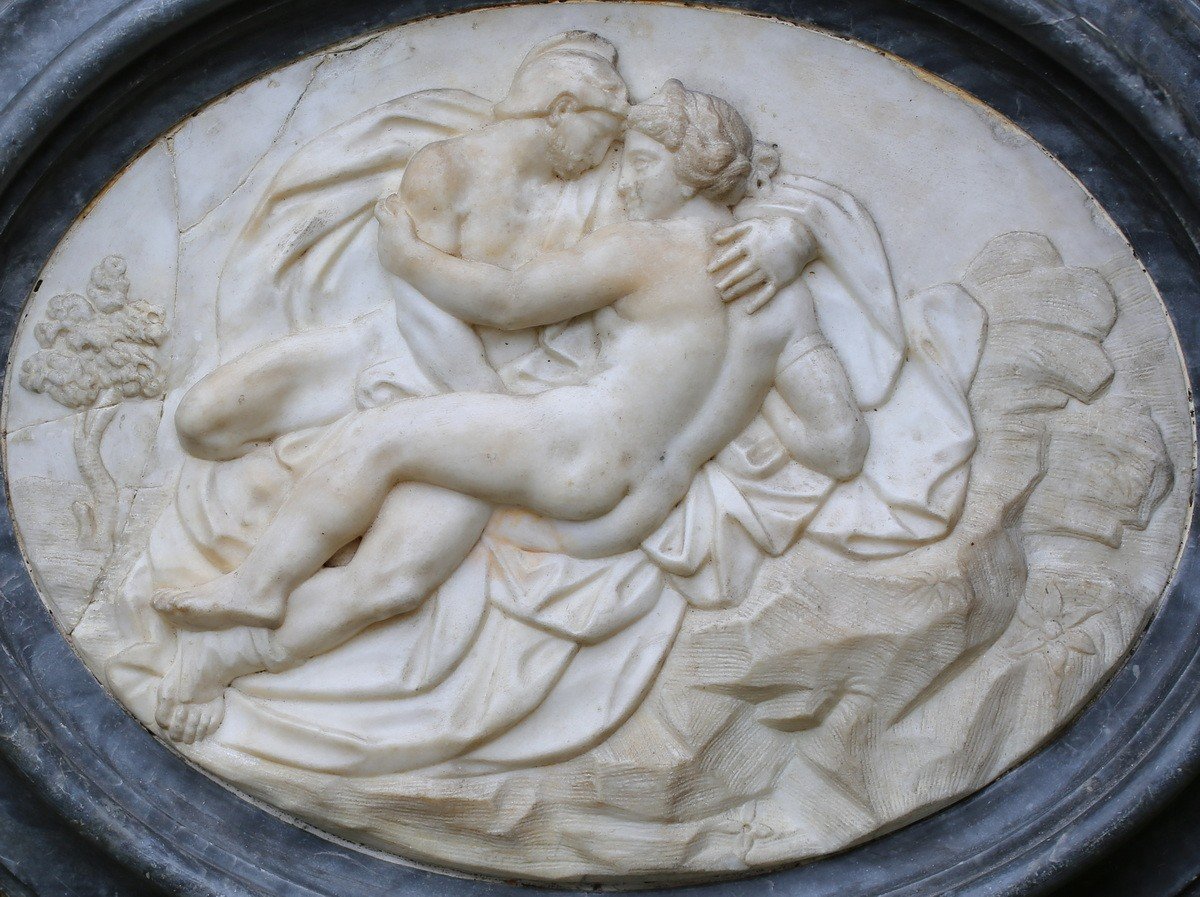 French School Circa 1800, Couple Embracing, Print In White Marble On A Grey Marble Background-photo-2