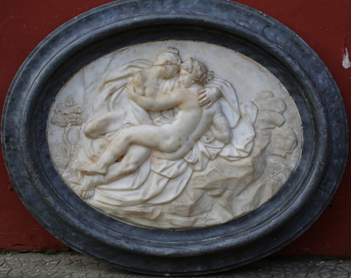 Ecole Française Vers 1800, Couple Enlacé, épreuve En Marbre Blanc Sue Fond De Marbre Gris