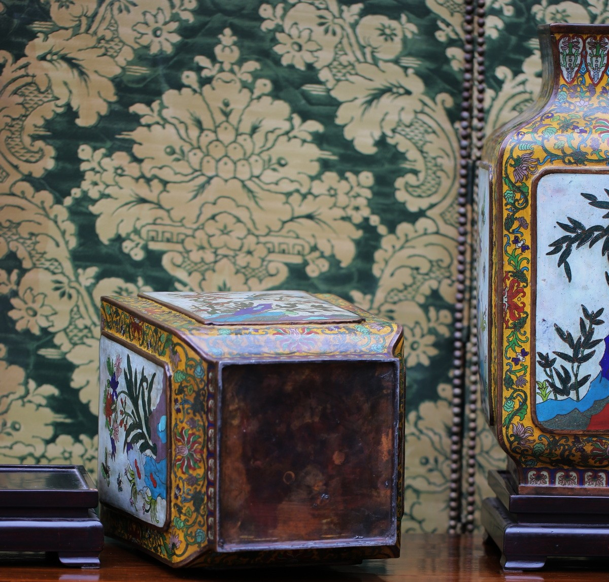 Chine Fin XIXème, Paire De Vases Base Carrée En émaux Cloisonnés Décors Fleurs Et Volatiles.-photo-2