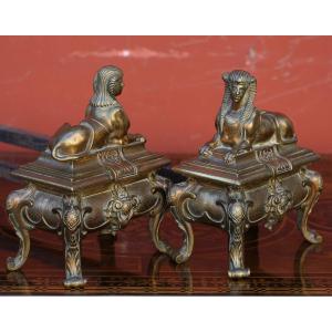 Paire De Chenets En Bronze Doré, Modèle Aux Sphinges Circa 1880