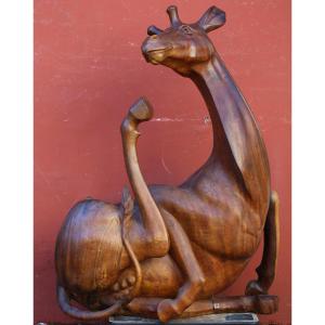 Ecole Etrangère Vers 1960, Girafon Se Grattant, Sculpture En Bois Des Iles d'Une Pièce.