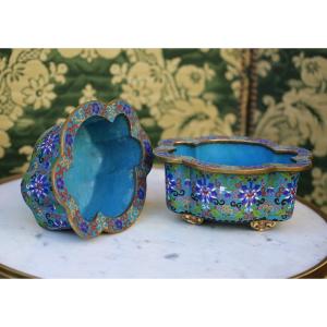 Chine Fin XIXème Début XXème  Paire De Petites Jardinières En émaux Cloisonnés Sur Fond Bleu.