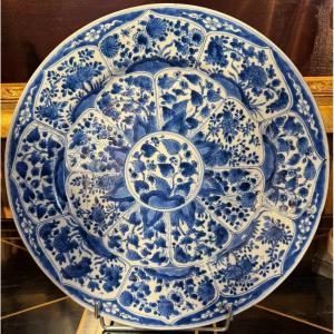 Chine XVII Porcelaine Blanc Bleue Kanghi, Plat Creux Décor De Fleurs Et Arbres Fleuris