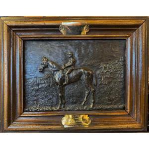 Plaque En Bronze Figurant Le Cheval Kilt (b De Rothschild) Et Son Jockey Cannon.