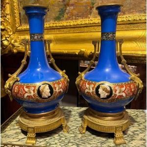 Paire De Vases De Style Neoclassique En Porcelaine Et Bronze