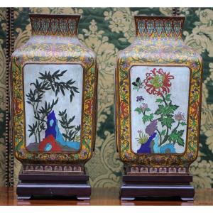 Chine Fin XIXème, Paire De Vases Base Carrée En émaux Cloisonnés Décors Fleurs Et Volatiles.