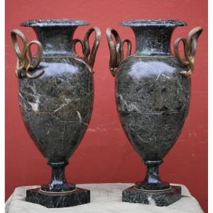 Paire De Vases Balustre En Marbre